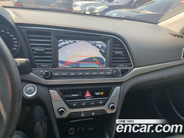 Hyundai AVANTE 2017 — photo 12