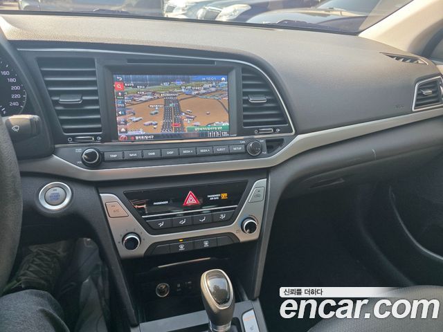 Hyundai AVANTE 2017 — photo 13