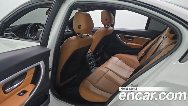 BMW 3-Series 2018 — photo 12