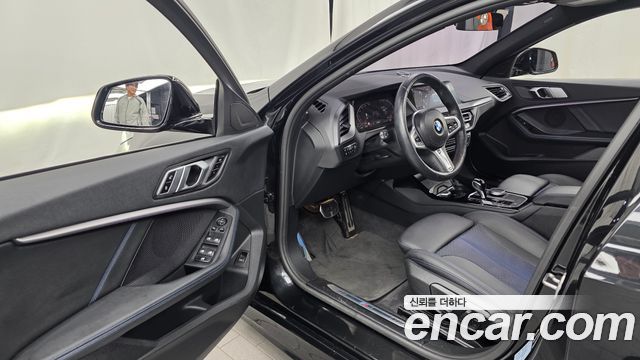 BMW 1-Series 2023 — photo 13