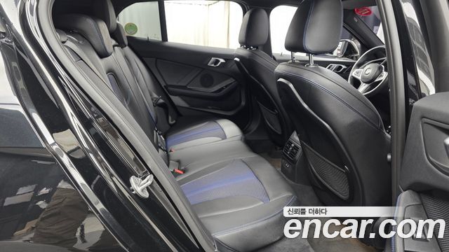 BMW 1-Series 2023 — photo 17
