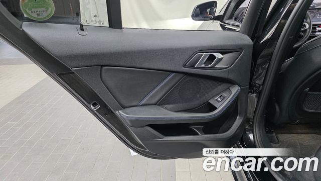 BMW 1-Series 2023 — photo 15