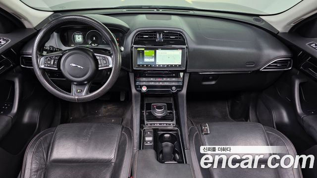 Jaguar F-PACE 2017 — photo 7