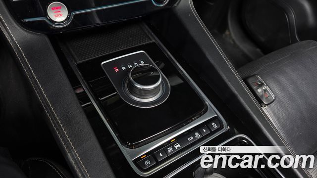Jaguar F-PACE 2017 — photo 9