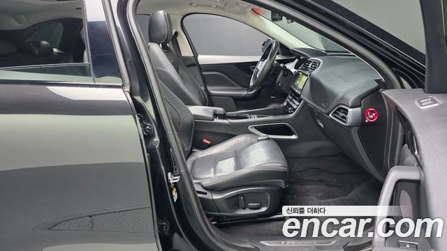 Jaguar F-PACE 2017 — photo 11