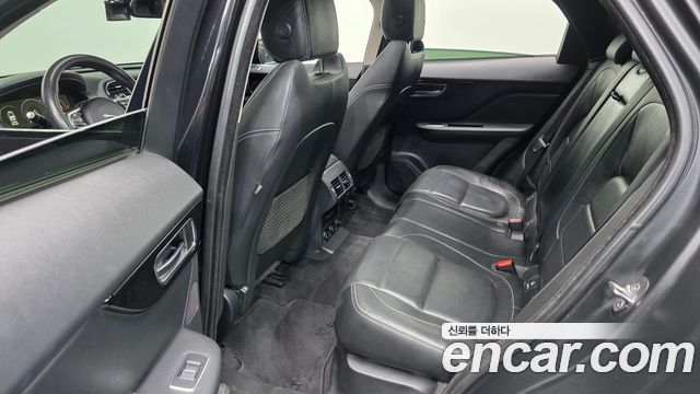 Jaguar F-PACE 2017 — photo 12