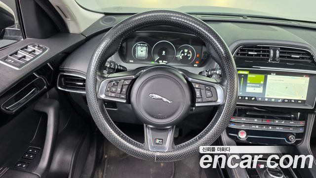 Jaguar F-PACE 2017 — photo 13