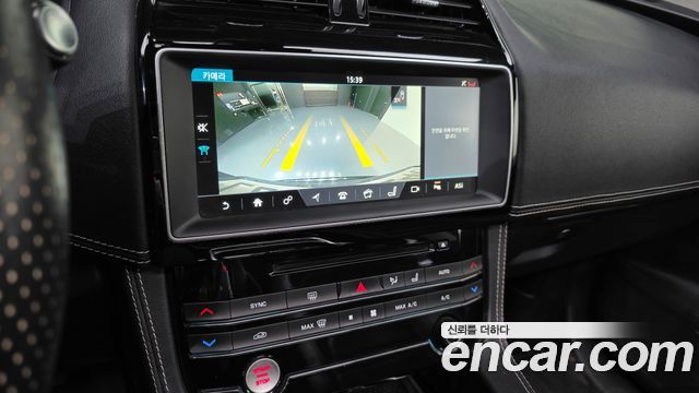 Jaguar F-PACE 2017 — photo 15