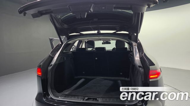 Jaguar F-PACE 2017 — photo 20