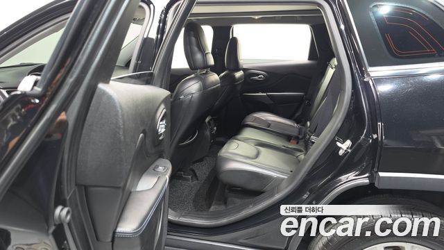 Jeep Cherokee 2019 — photo 16