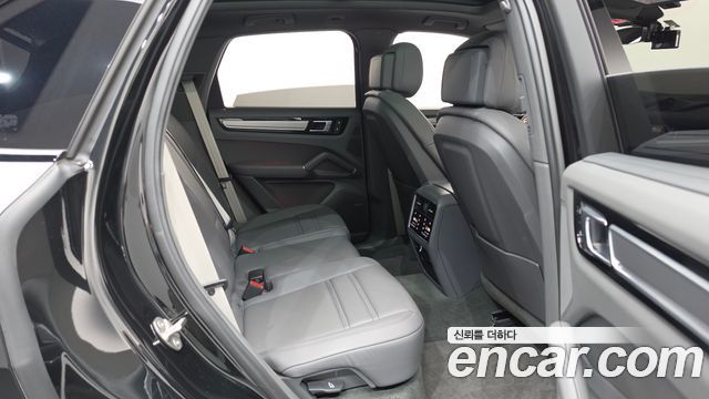 Porsche Cayenne 2023 — photo 17