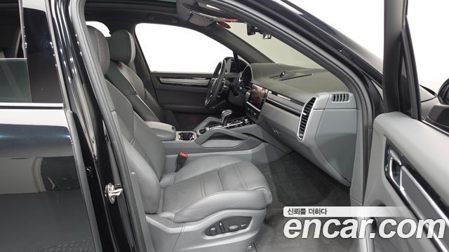 Porsche Cayenne 2023 — photo 16