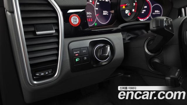 Porsche Cayenne 2023 — photo 28
