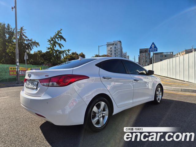 Hyundai AVANTE 2013 — photo 18