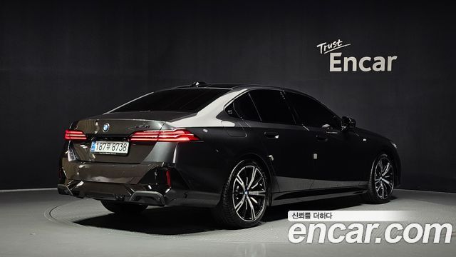 BMW 5-Series 2025 — photo 2