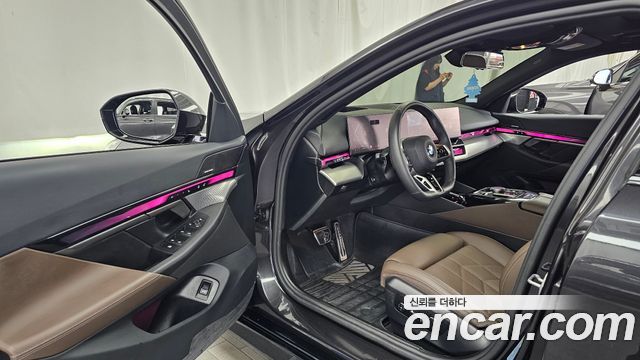 BMW 5-Series 2025 — photo 13