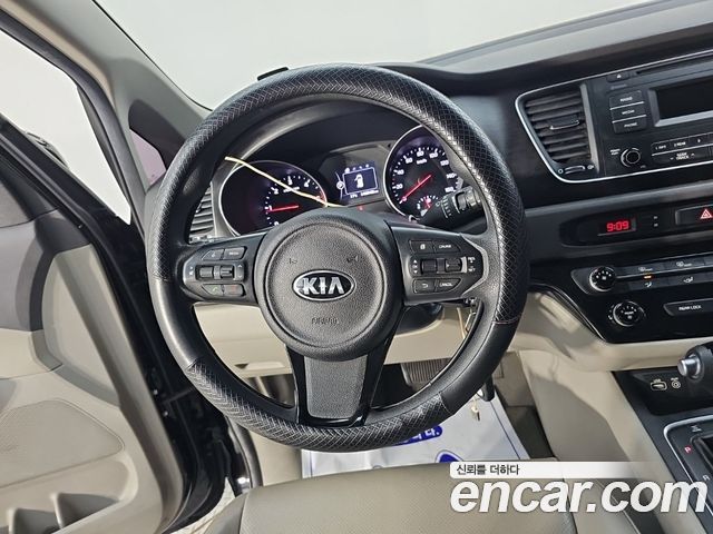 Kia Canival 2015 — photo 9