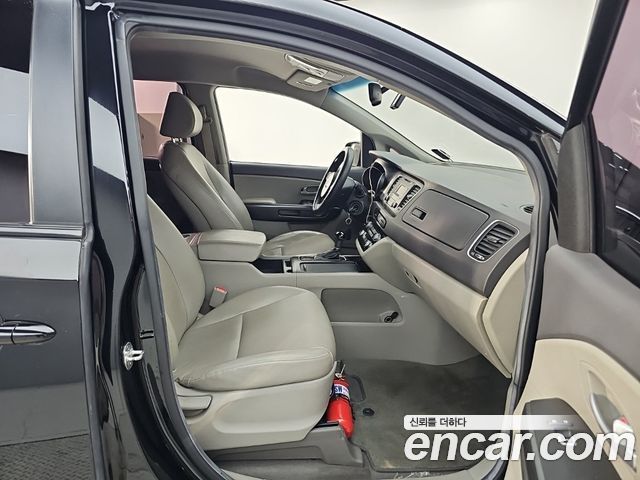 Kia Canival 2015 — photo 17