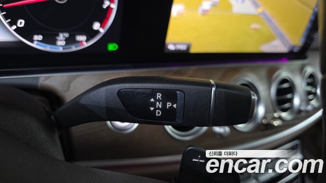 Mercedes-Benz E-Class 2020 — photo 12