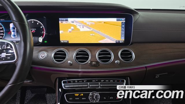 Mercedes-Benz E-Class 2020 — photo 19