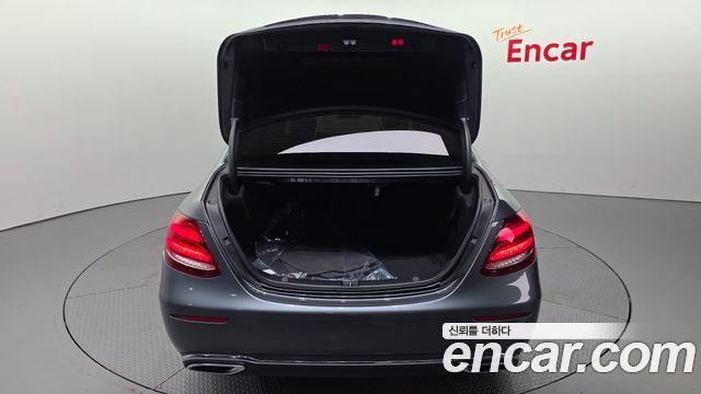 Mercedes-Benz E-Class 2020 — photo 24