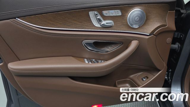 Mercedes-Benz E-Class 2020 — photo 14