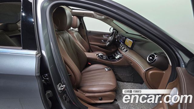Mercedes-Benz E-Class 2020 — photo 16