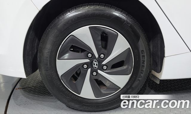 Hyundai Ioniq 2017 — photo 5