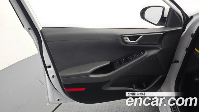 Hyundai Ioniq 2017 — photo 14