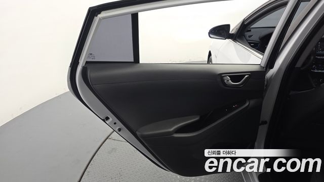 Hyundai Ioniq 2017 — photo 15