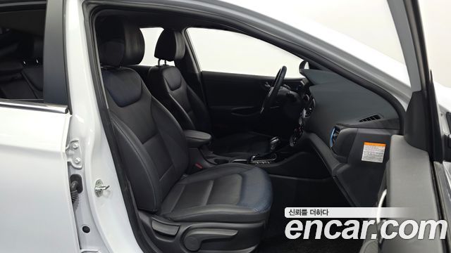 Hyundai Ioniq 2017 — photo 16