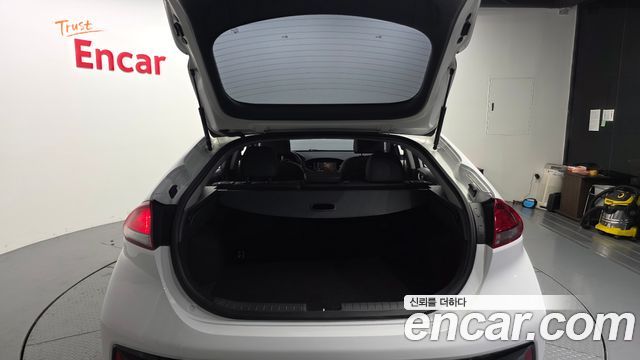 Hyundai Ioniq 2017 — photo 32