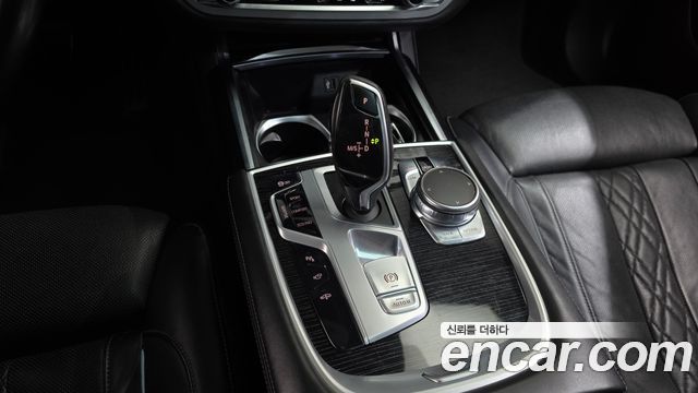 BMW 7-Series 2018 — photo 12