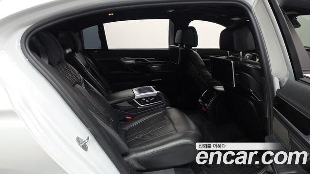 BMW 7-Series 2018 — photo 17