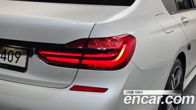 BMW 7-Series 2018 — photo 9