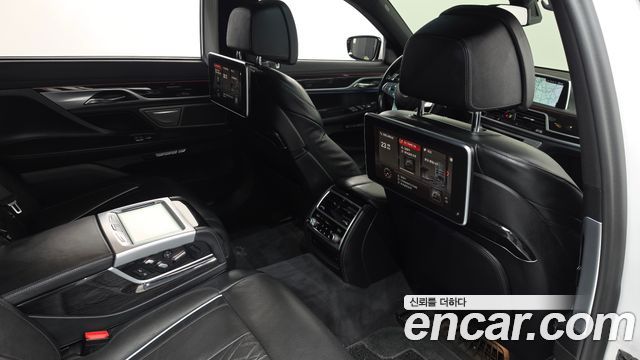 BMW 7-Series 2018 — photo 28