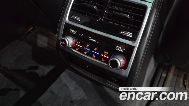 BMW 7-Series 2018 — photo 31
