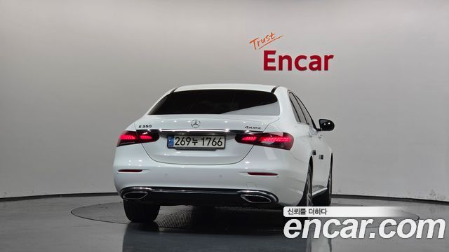Mercedes-Benz E-Class 2022 — photo 4
