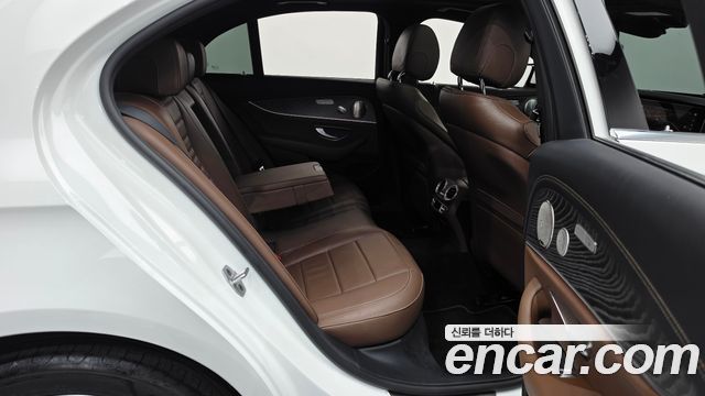 Mercedes-Benz E-Class 2022 — photo 17