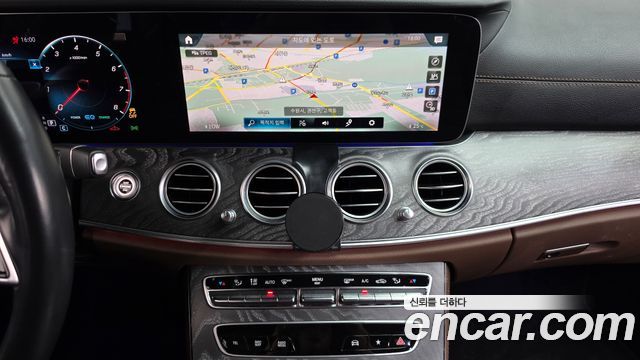Mercedes-Benz E-Class 2022 — photo 18