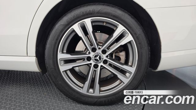 Mercedes-Benz E-Class 2022 — photo 7