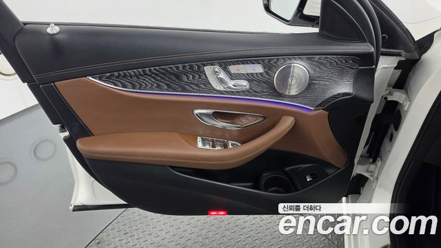 Mercedes-Benz E-Class 2022 — photo 14