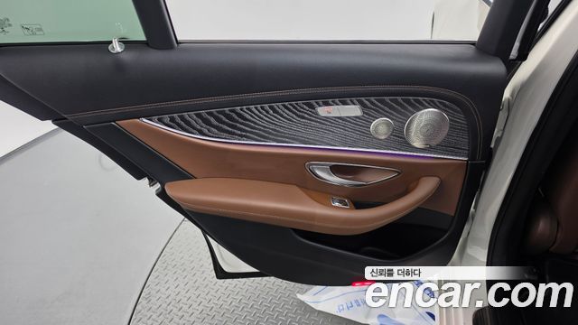Mercedes-Benz E-Class 2022 — photo 15