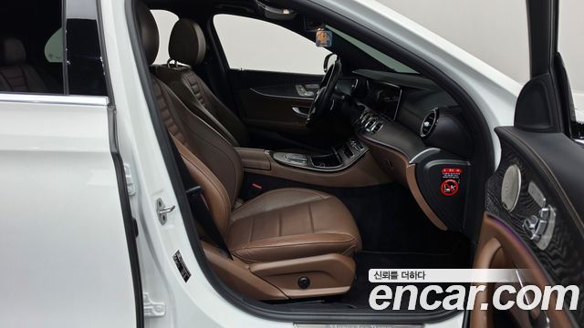 Mercedes-Benz E-Class 2022 — photo 16