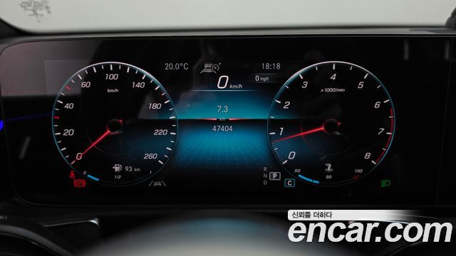 Mercedes-Benz GLB-Class 2021 — photo 11