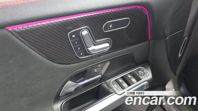 Mercedes-Benz GLB-Class 2021 — photo 25