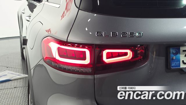 Mercedes-Benz GLB-Class 2021 — photo 9
