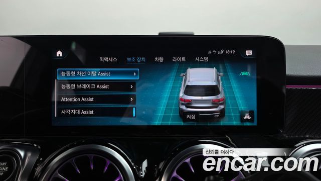Mercedes-Benz GLB-Class 2021 — photo 31