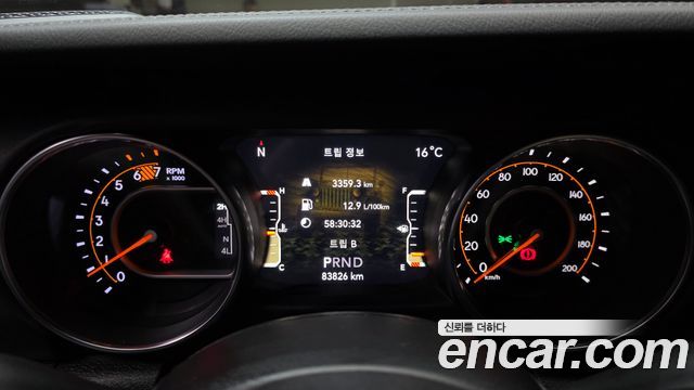 Jeep Wrangler 2021 — photo 11