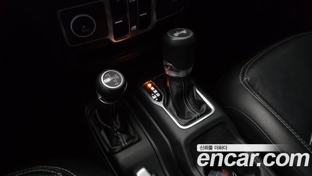 Jeep Wrangler 2021 — photo 12